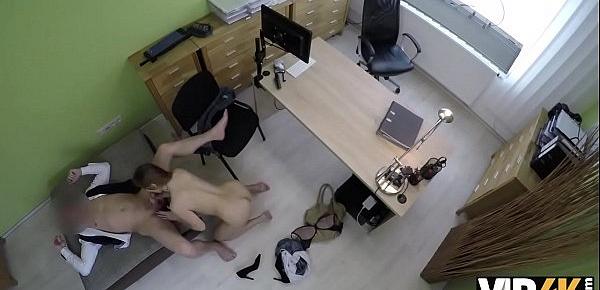 VIP4K. Dummes Mädchen kratzte das Auto des Mannes und jetzt braucht sie Geld